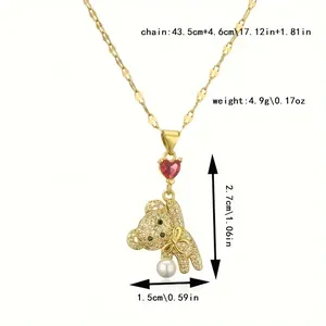 Collier ours doré avec zircon cœur rouge et pendentif perle sur fond blanc pur