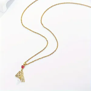 Collier ours doré élégant avec cristaux, gemme de cœur rouge et pendentif en perle blanche
