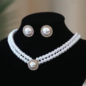 Ensemble collier de perles double rang et boucles d'oreilles dorées avec zircons