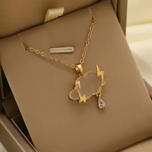 Collar de nube esmerilada con rayos dorados y colgante de gota de circón en estuche