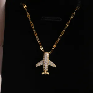 Collar con colgante de avión dorado de lujo con micro-pavé de circonitas en soporte negro