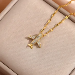 Collar con colgante de avión dorado con pavé de circonitas en joyero de lujo