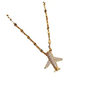 Elegante collar con colgante de avión dorado y circonitas cúbicas micropavimentadas