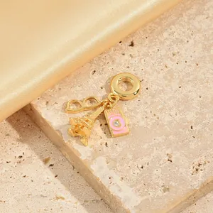 Collar dorado con colgantes Torre Eiffel cámara gafas esmalte rosa y circonitas