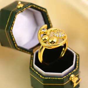 Elegante vergulde ring met micro-zirkonen in een vintage achthoekig sieradendoosje