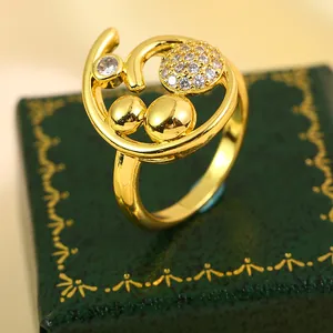 Moderne vergulde ring met micro-pavé zirkonia en abstracte geometrische bochten