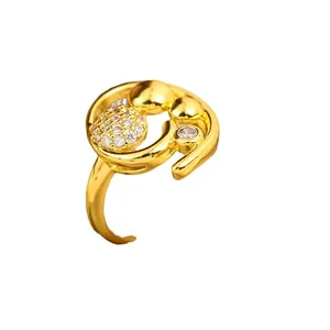 Elegante gouden ring met micro-pave zirkonia en gepolijste kralen op witte achtergrond