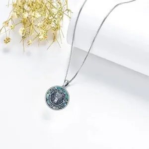 Collier tête de loup en argent avec nacre d'abalone et cadran boussole sur support