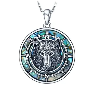 Collier à pendentif tête de loup avec cadran boussole et incrustation en nacre irisée
