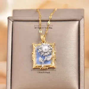 Détail du collier tournesol montrant la largeur de 1,6cm et la chaîne réglable de 40+5cm