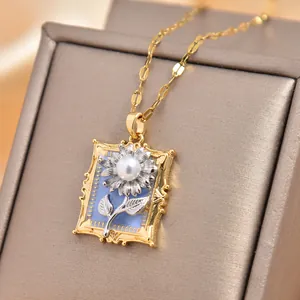 Collier pendentif tournesol vintage doré avec insert bleu et perle centrale délicate