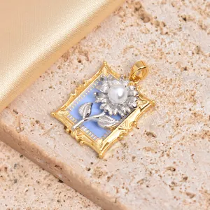 Collier avec pendentif tournesol doré vintage, émail bleu et perle dans un cadre chic