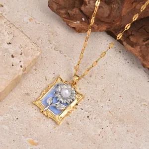 Collier tournesol doré avec insert bleu clair et perle sur support en pierre