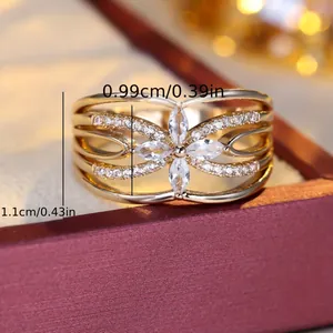 Bague trèfle dorée avec zircons marquise et détails micro-pave sur un anneau large