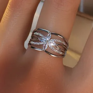 Bague trèfle luxueuse en argent avec zircons étincelants et design creux multicouche