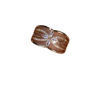 Bague multicouche en or rose de luxe avec motif floral étincelant en zircone blanc