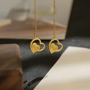 Eleganti orecchini pendenti a doppio cuore dorati con catena lunga e incisione 925