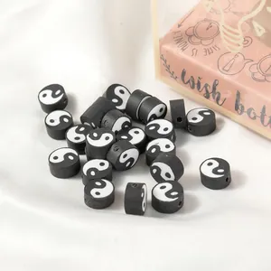 Vue macro de perles Yin Yang de 10mm noir et blanc pour la création de bijoux DIY