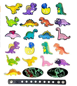 Leuchtende Dinosaurier Schuhanhänger Set mit Silikonarmband für Gartenclogs Schuhe