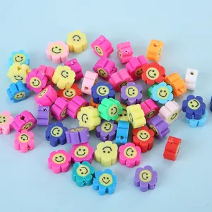 Gros plan de perles colorées en forme de fleur avec sourires pour bracelets DIY
