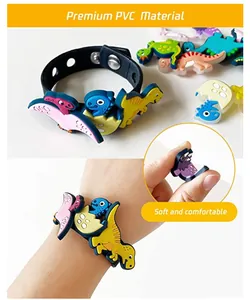Detail eines flexiblen PVC Dinosaurier Armbands mit verstellbarem Riemen und Charms