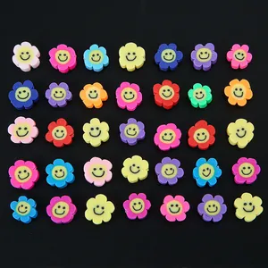 Gros plan de perles DIY colorées en forme de fleurs avec des visages souriants