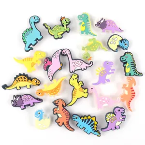 Leuchtende bunte Dinosaurier-Schuhanhänger-Set für Gartenclogs und Armbänder