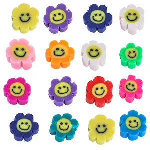 Gros plan de perles fleurs souriantes colorées en pâte polymère pour bijoux DIY