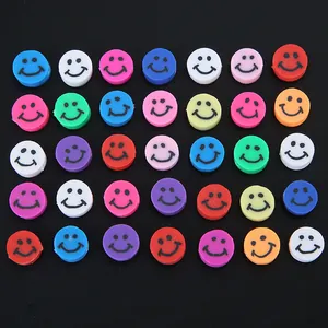 Vue détaillée de perles rondes colorées de 10 mm avec sourire pour bijoux DIY