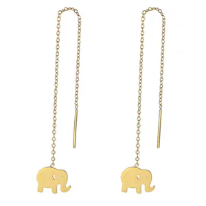 Dettaglio di orecchini a catena lunga in oro con ciondoli a forma di elefante minimalista
