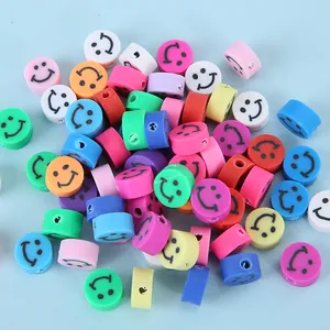 Gros plan de perles souriantes colorées de 10 mm pour la création de bijoux DIY