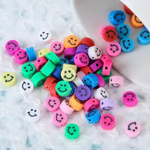 Vue macro de perles souriantes colorées en acrylique pour la création de bijoux DIY