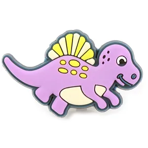 Detailaufnahme eines lila Dinosaurier-Schuhanhängers aus PVC für Gartenclogs