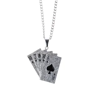 Dettaglio del ciondolo hip hop con carte da poker royal flush e strass bianchi lucidi