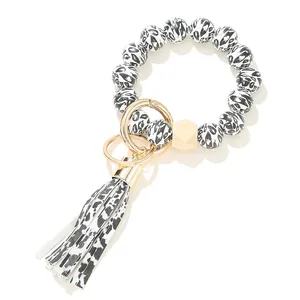Detailaufnahme der Leopardenmuster-Perlenkette mit goldenem Ring und Quaste
