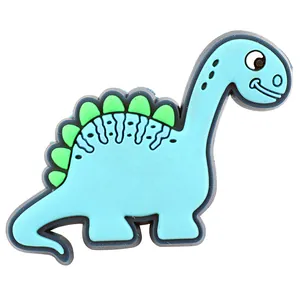 Detailansicht von blauem Dino-Schuhclip für Clogs und Silikonarmbänder