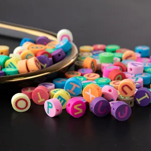 Gros plan de perles alphabet rondes colorées avec trous pour création de bijoux DIY