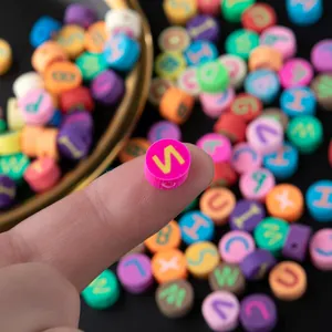 Gros plan d'une main tenant une perle Yin Yang colorée de 10mm pour bijoux DIY