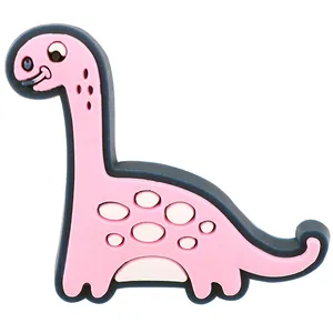 Detailansicht eines rosa Cartoon-Dino-Schuhanhängers mit blauem Rand für Gartenschuhe