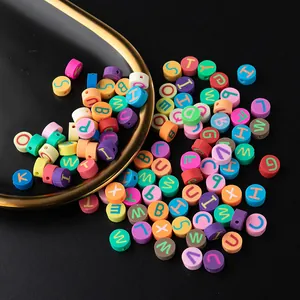 Gros plan de perles alphabet rondes colorées sur un plateau pour bijoux DIY