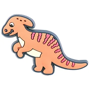 Detail eines orangefarbenen, im Dunkeln leuchtenden Dinosaurier-Schuhanhängers für Clogs