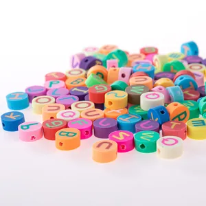 Vue détaillée de perles de lettres colorées 10mm pour la création de bijoux DIY