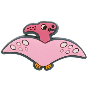 Detaillierter rosa Cartoon-Pterosaurier-Schuhanhänger für Gartenclogs und Armbänder