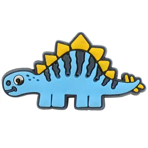 Detailansicht des blau-gelben Stegosaurus-Dinosaurier-Anhängers für Clogs und Armbänder