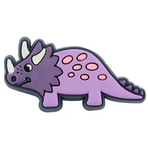 Detail eines lila Cartoon-Triceratops-PVC-Anhängers für Gartenschuhe und Silikonarmbänder