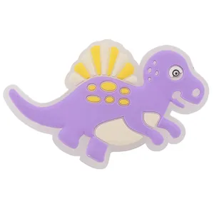 Detaillierte Makroansicht eines lila Dinosaurier-PVC-Anhängers für Gartenclogs
