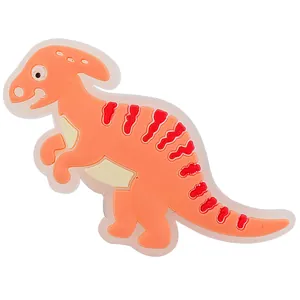 Detail eines orangefarbenen Dinosaurier-Schuhanhängers aus PVC für Clogs mit Details