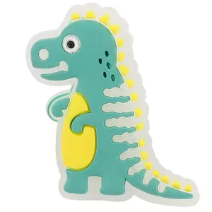 Detailansicht von mintgrünem Dinosaurier-Schuhschmuck für Clogs und Armbänder