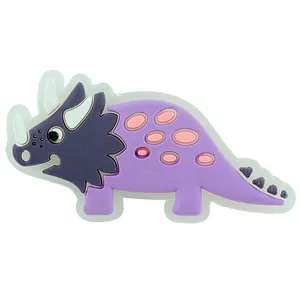 Detail eines im Dunkeln leuchtenden lila Triceratops Dinosaurier Schuhanhänger aus PVC