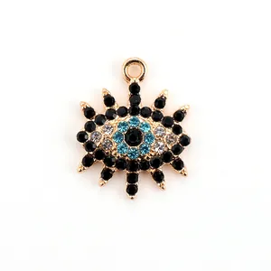 Detailopname van de boze oog hanger met blauwe kristallen op goudkleurige legering